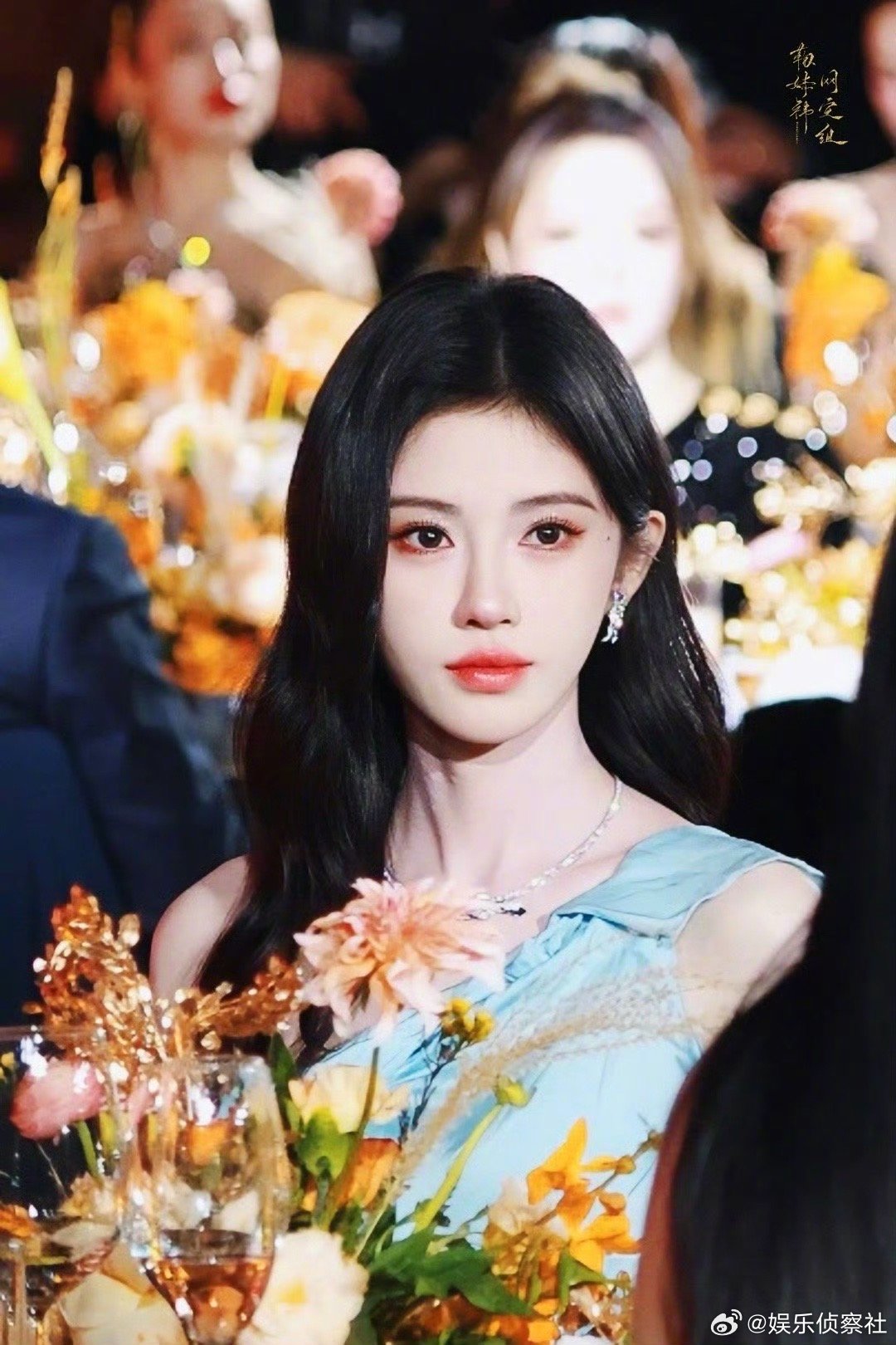 鞠婧祎出席活动展现高雅气质