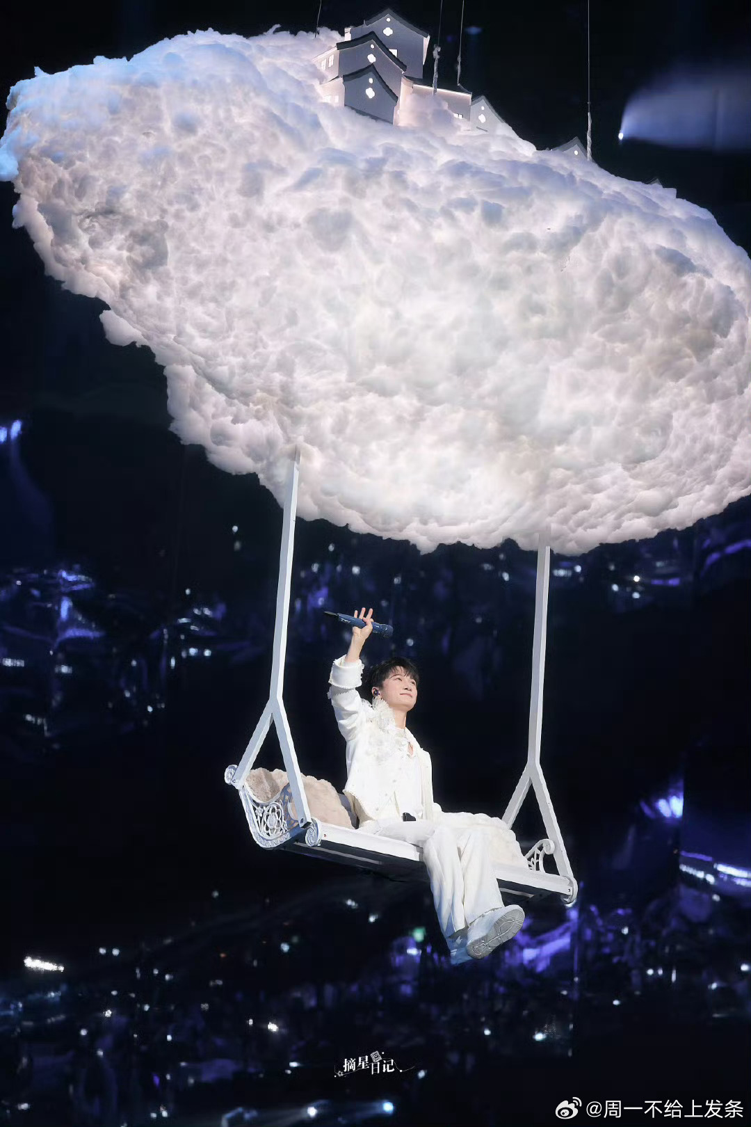 周深江苏跨年上演高空秋千高台飙高音