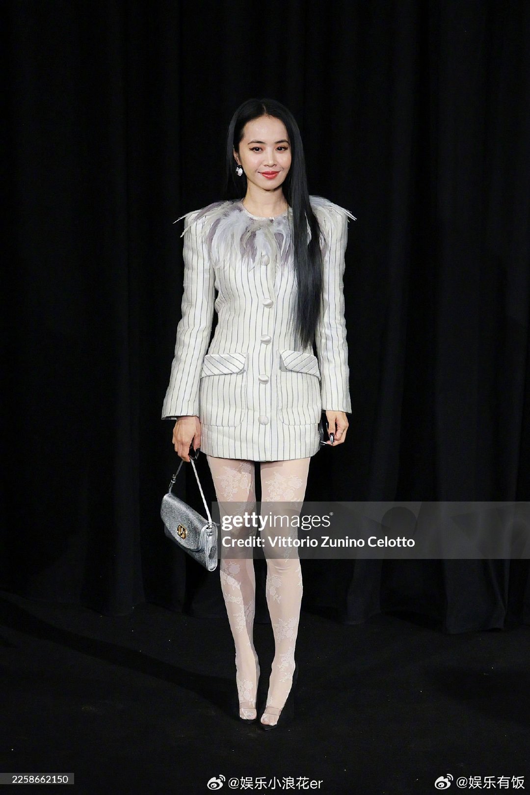 蔡依林巴黎时装周亮相，黑色高跟鞋与背景融为一体