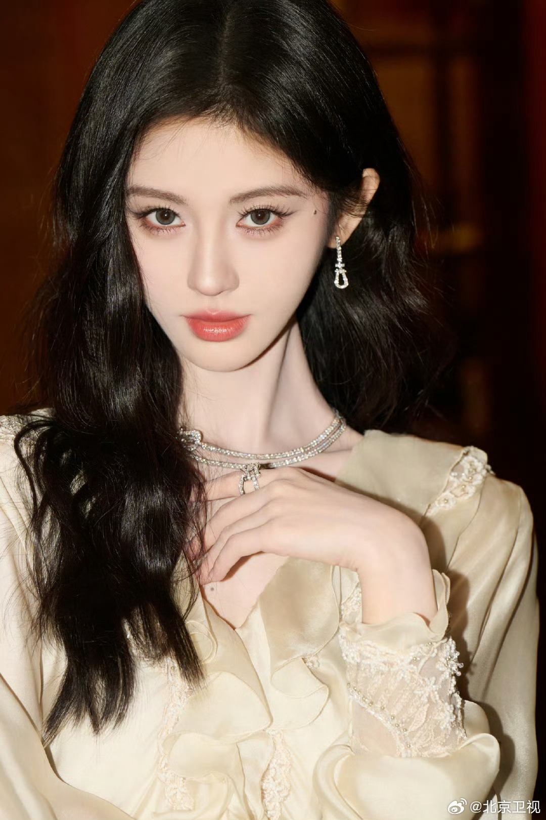 鞠婧祎获2025微博娱乐白皮书最受年轻人喜爱女明星榜首