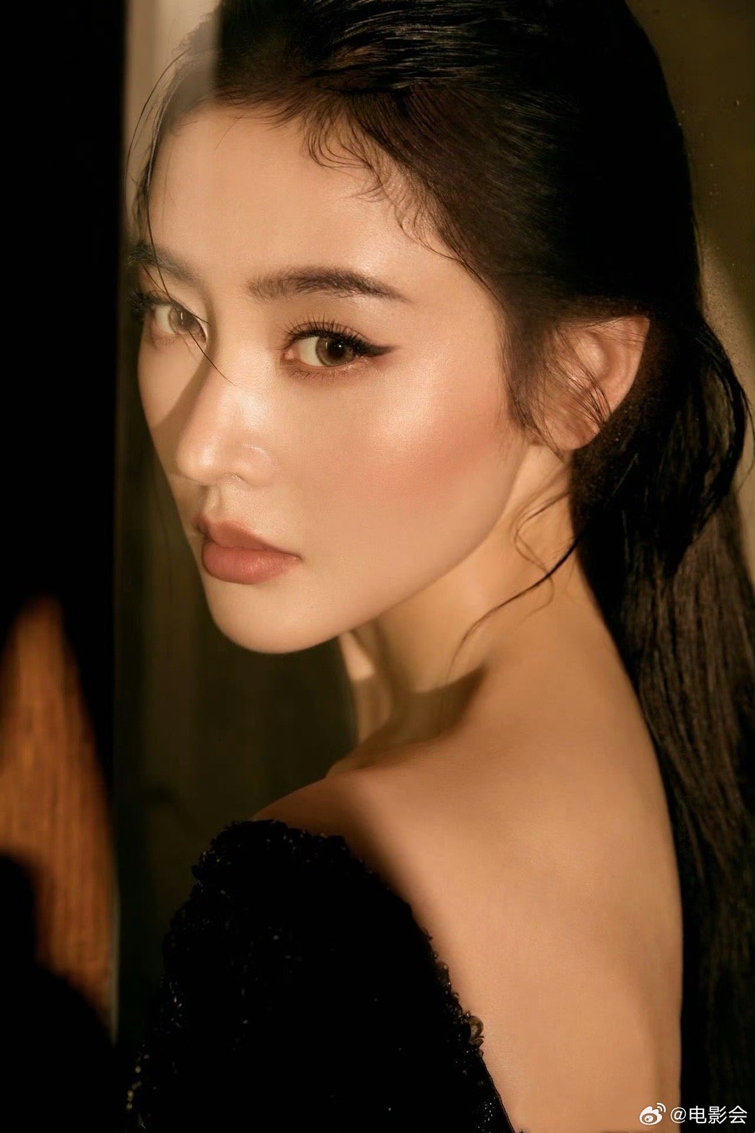 周雨彤代张天爱领奖，台上从容发言