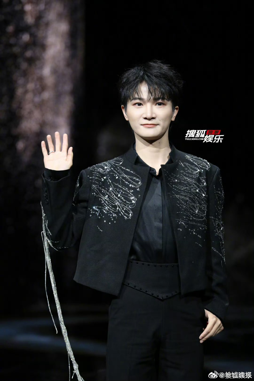 2025微博之夜红毯第四波现场照曝光，周深黄子弘凡等明星亮相