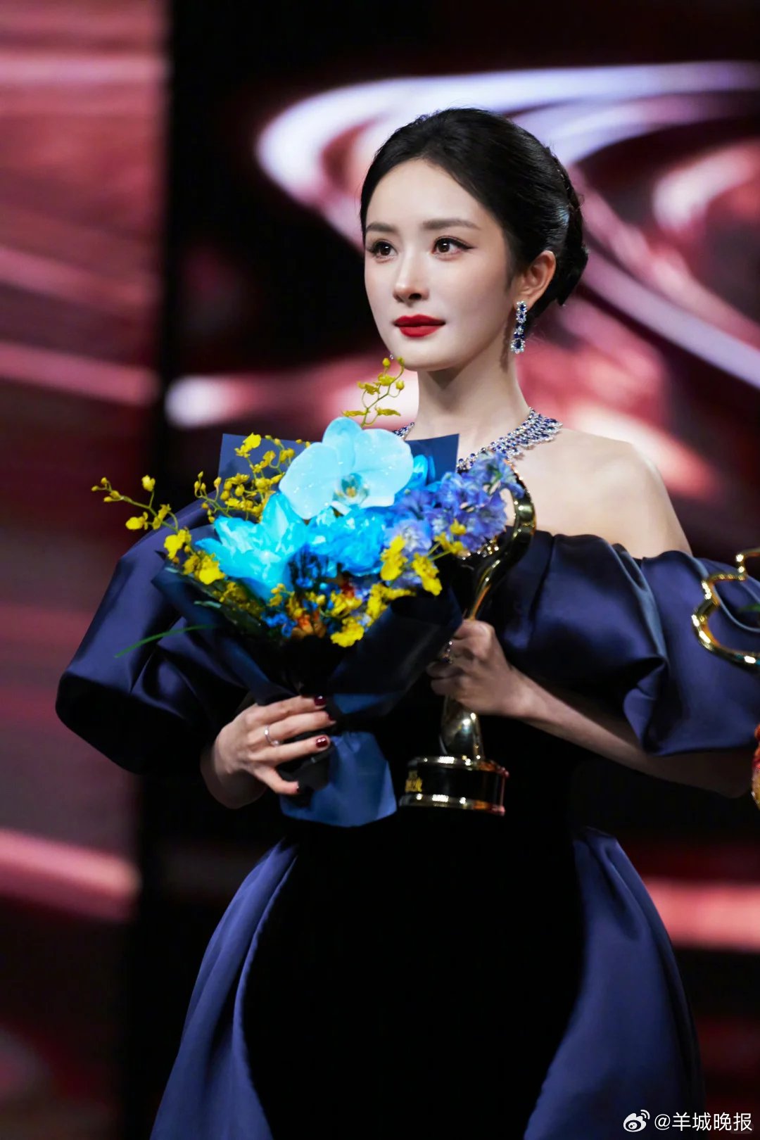 微博之夜红毯众星云集，杨幂辛芷蕾白敬亭等亮相