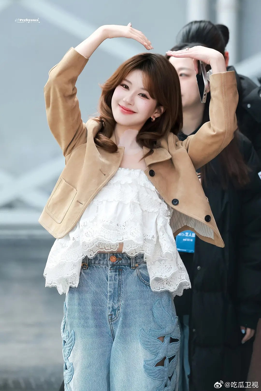 赵露思上班路透曝光，脖子涂药脸部圆润