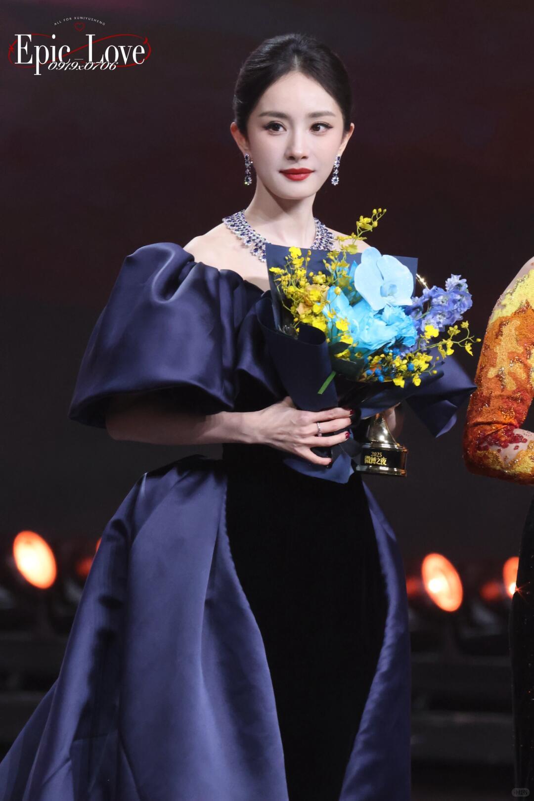 杨幂路人抓拍美图曝光，气质出众引赞叹