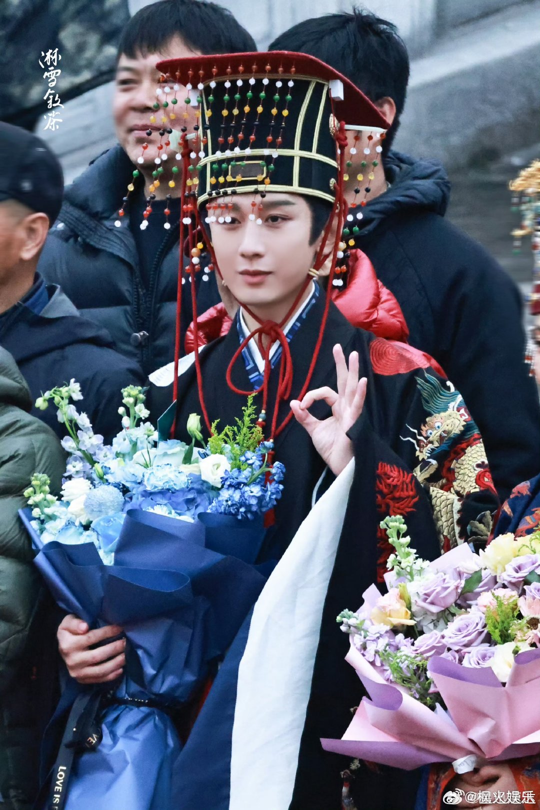 成毅《两京十五日》杀青捧花照曝光