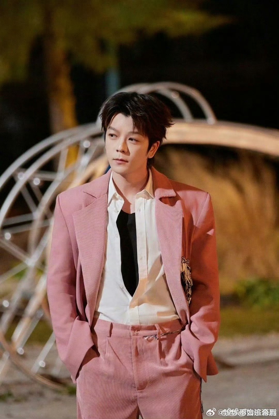 王栎鑫新歌《Flowers》获赞，快乐老友记舞台夯爆