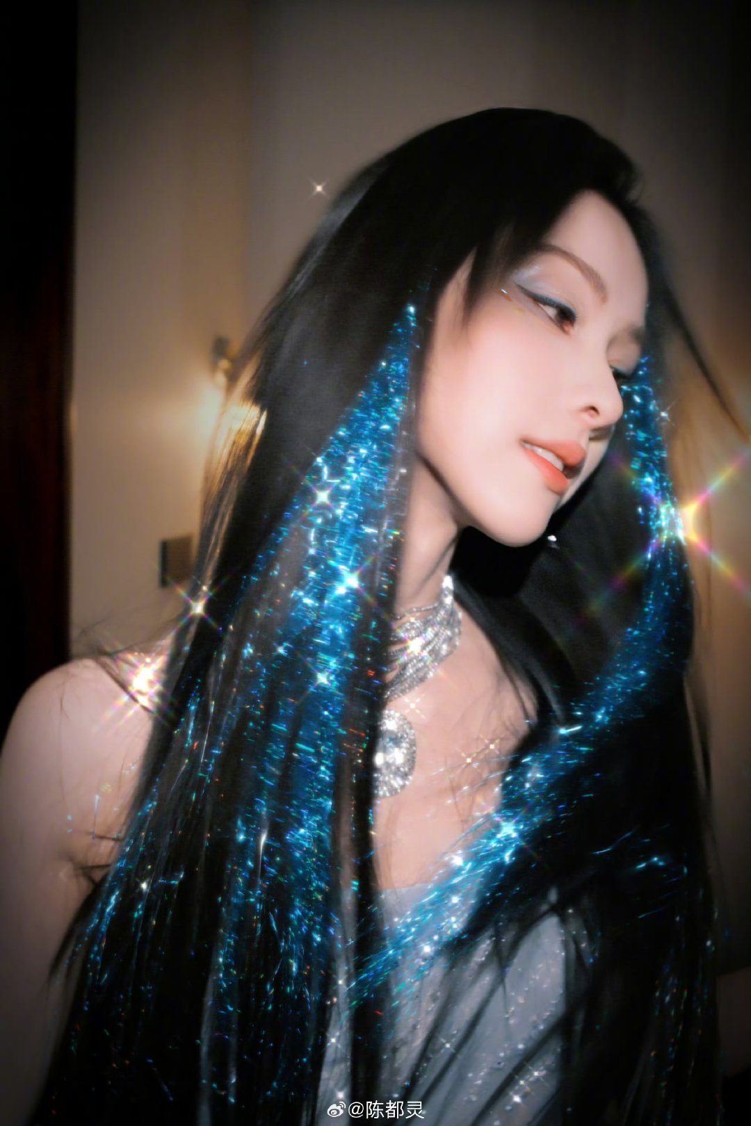 陈都灵小年妆造曝光，蓝色晶片挑染如银河倾泻