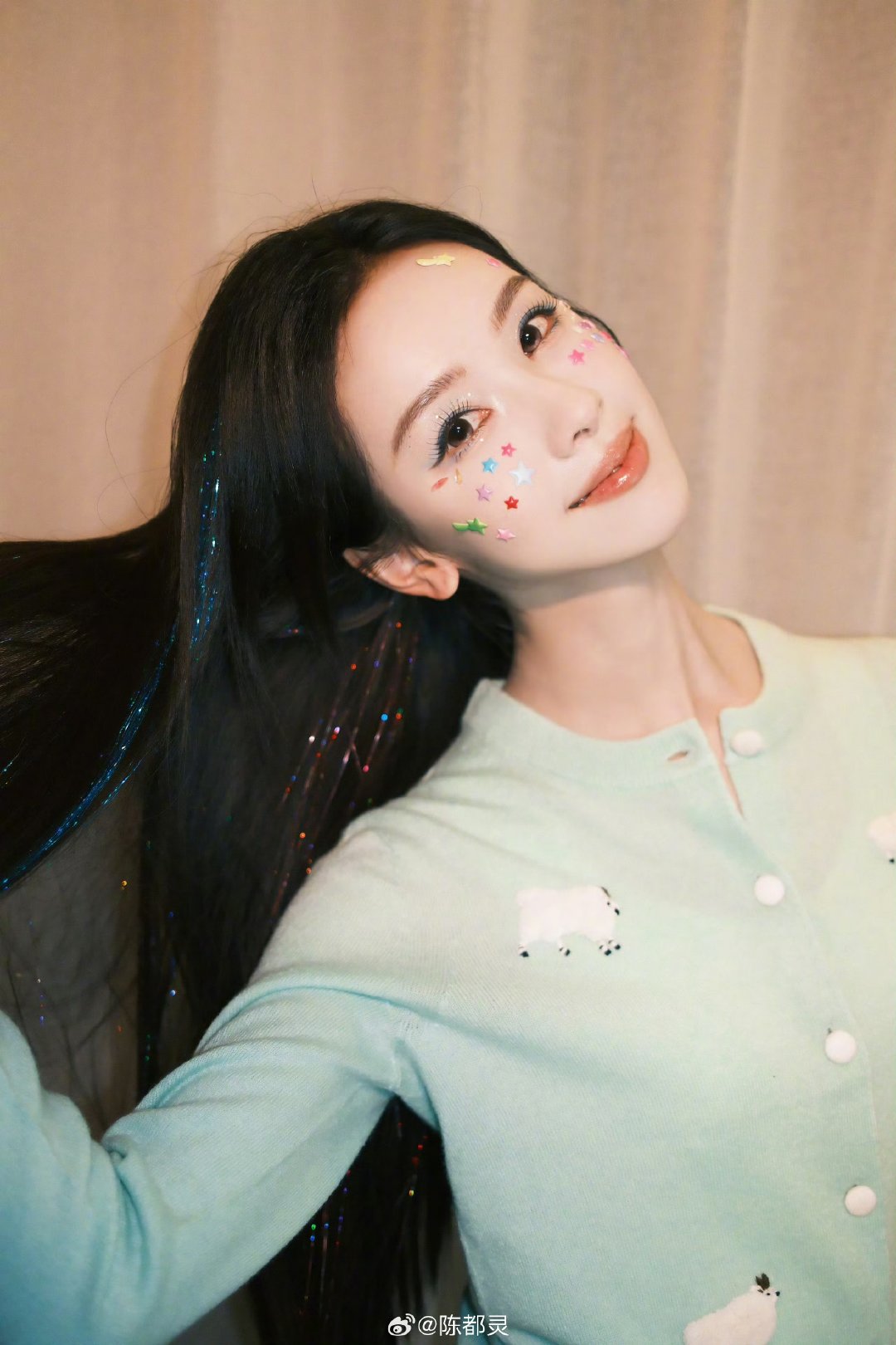 陈都灵小年晒星芒妆流光发丝吸睛