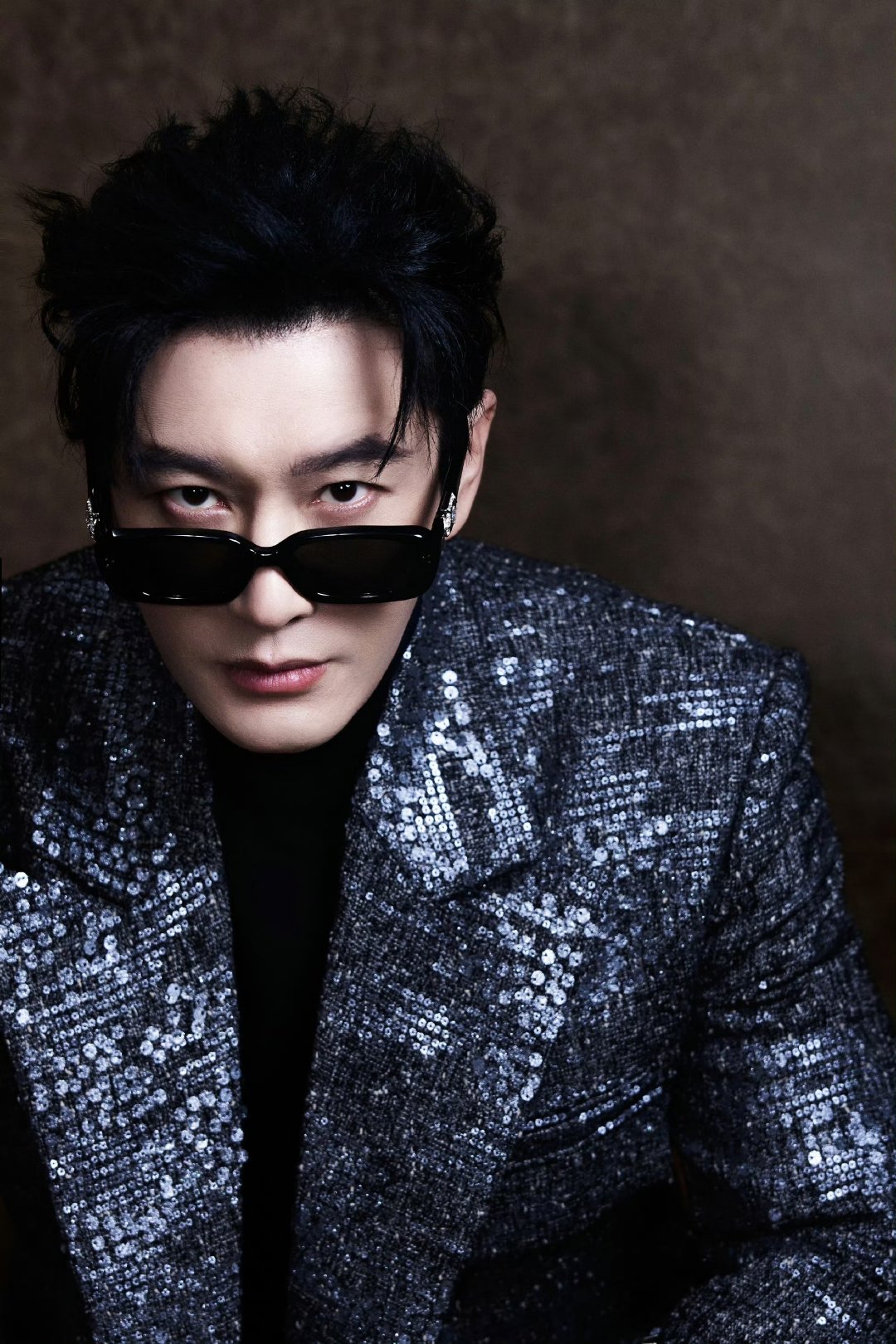 黄晓明黑西装背头墨镜造型亮相