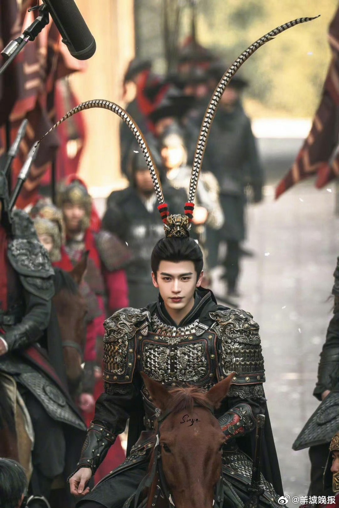 古天乐张艺兴等明星雉鸡翎造型引热议