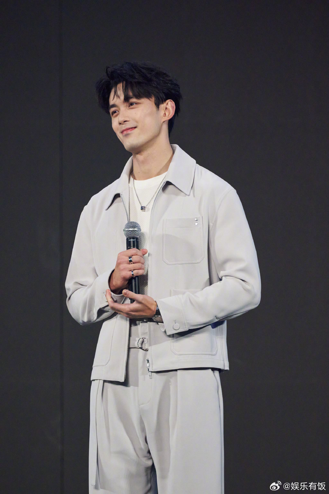 吴磊直播造型获赞，笑容治愈被比作舒芙蕾