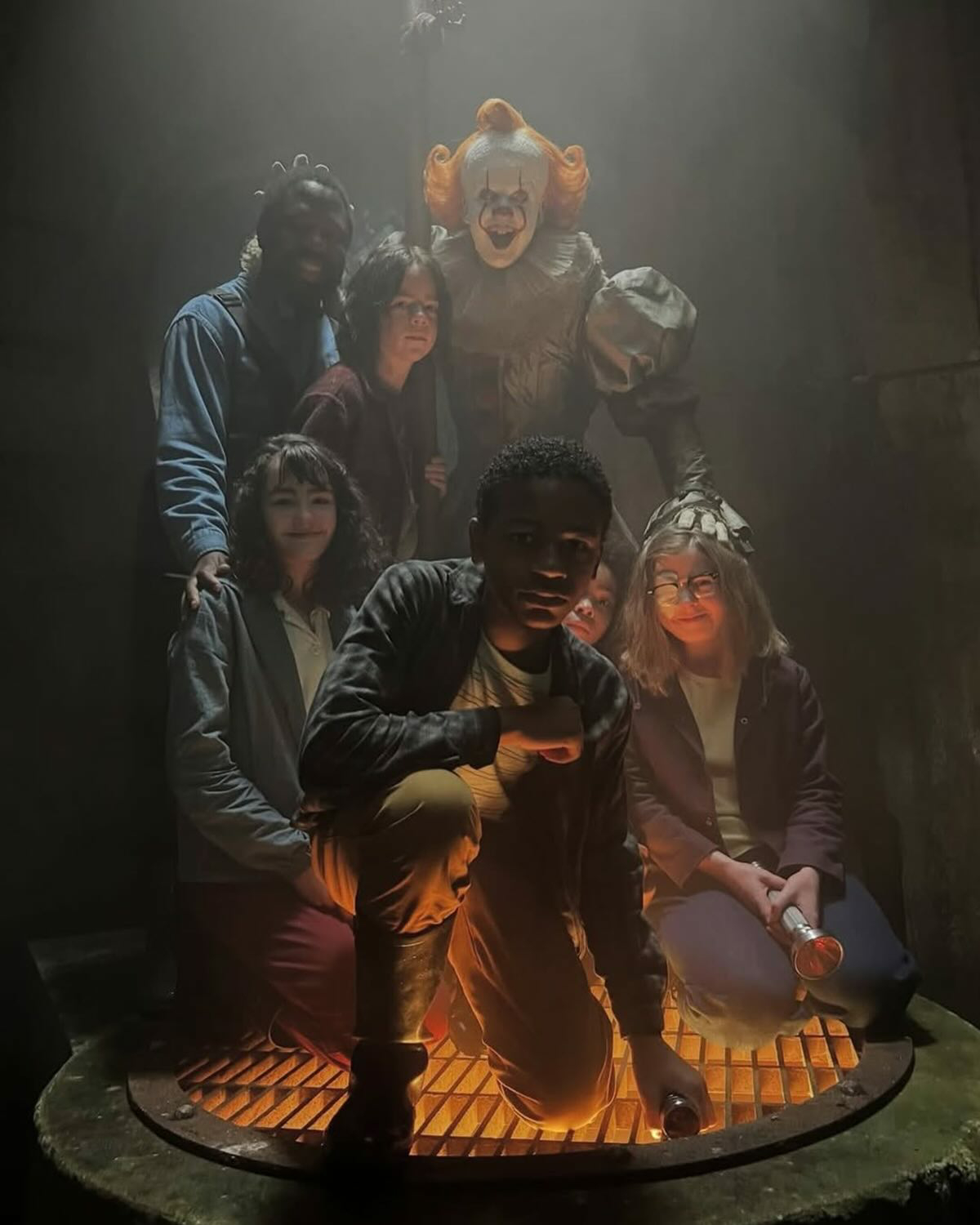 小丑回魂前传剧集片场照曝光，潘尼怀斯带妆亮相