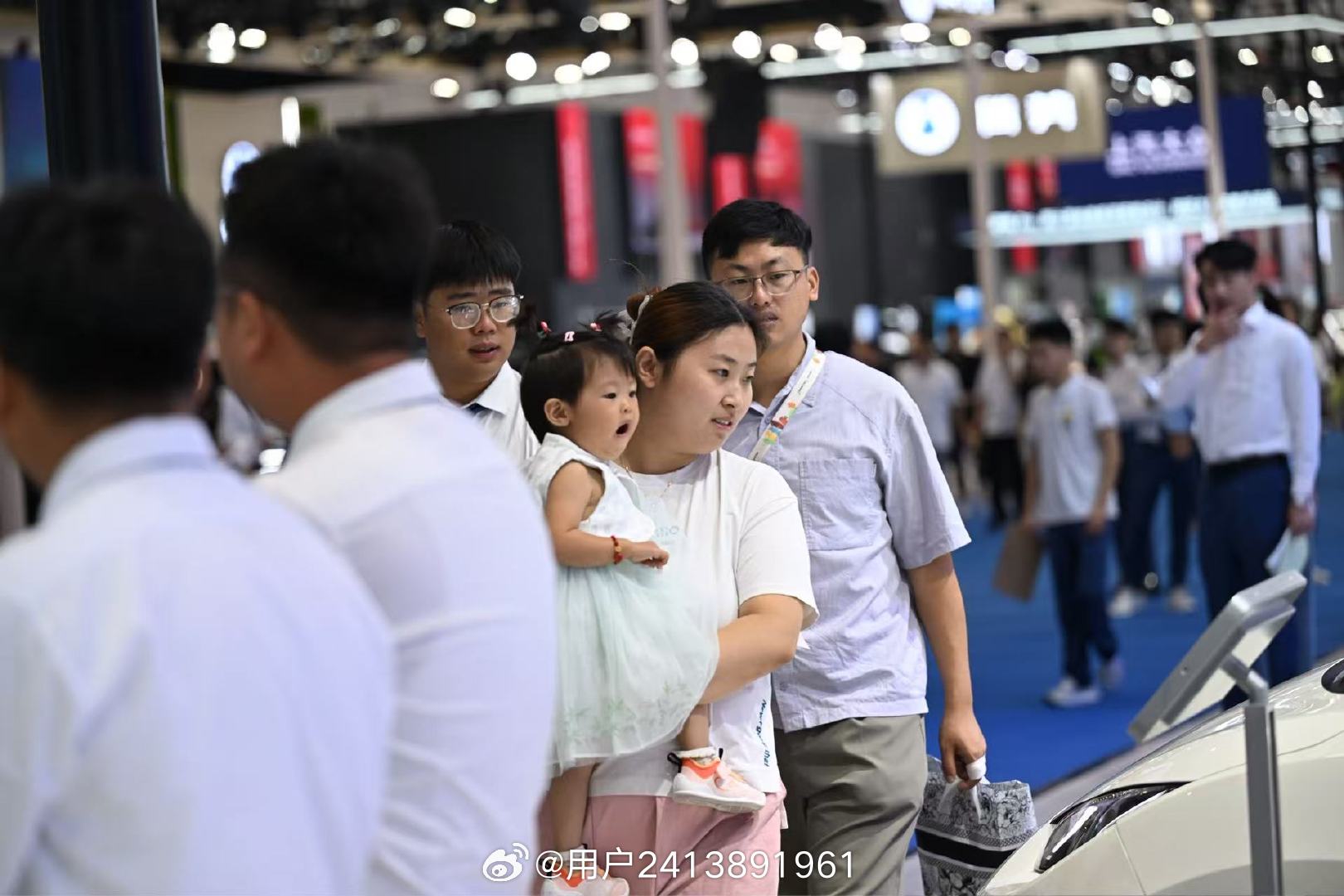 2025齐鲁秋季车展开幕，市民全家出动看车买车