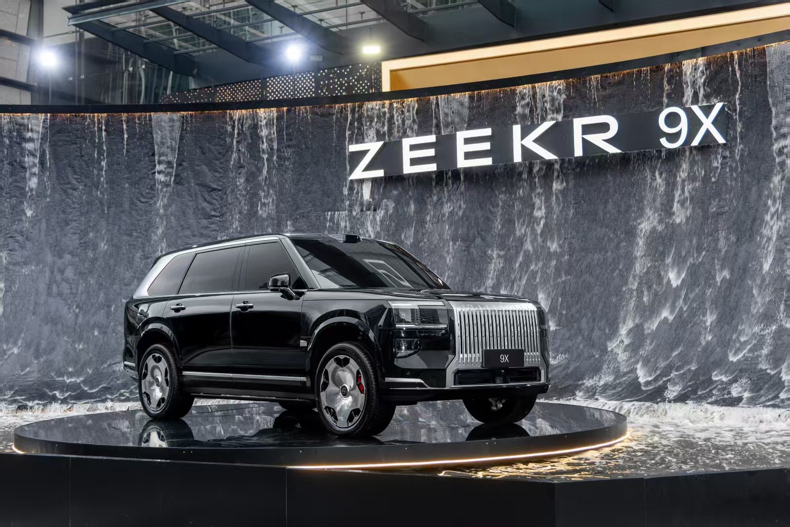 极氪9X完成四面105公里时速碰撞测试，乘员舱电池均无异常