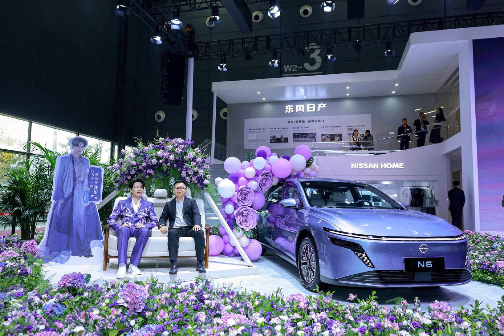 方逸伦出席N6交车仪式，体验车内配置直呼心动