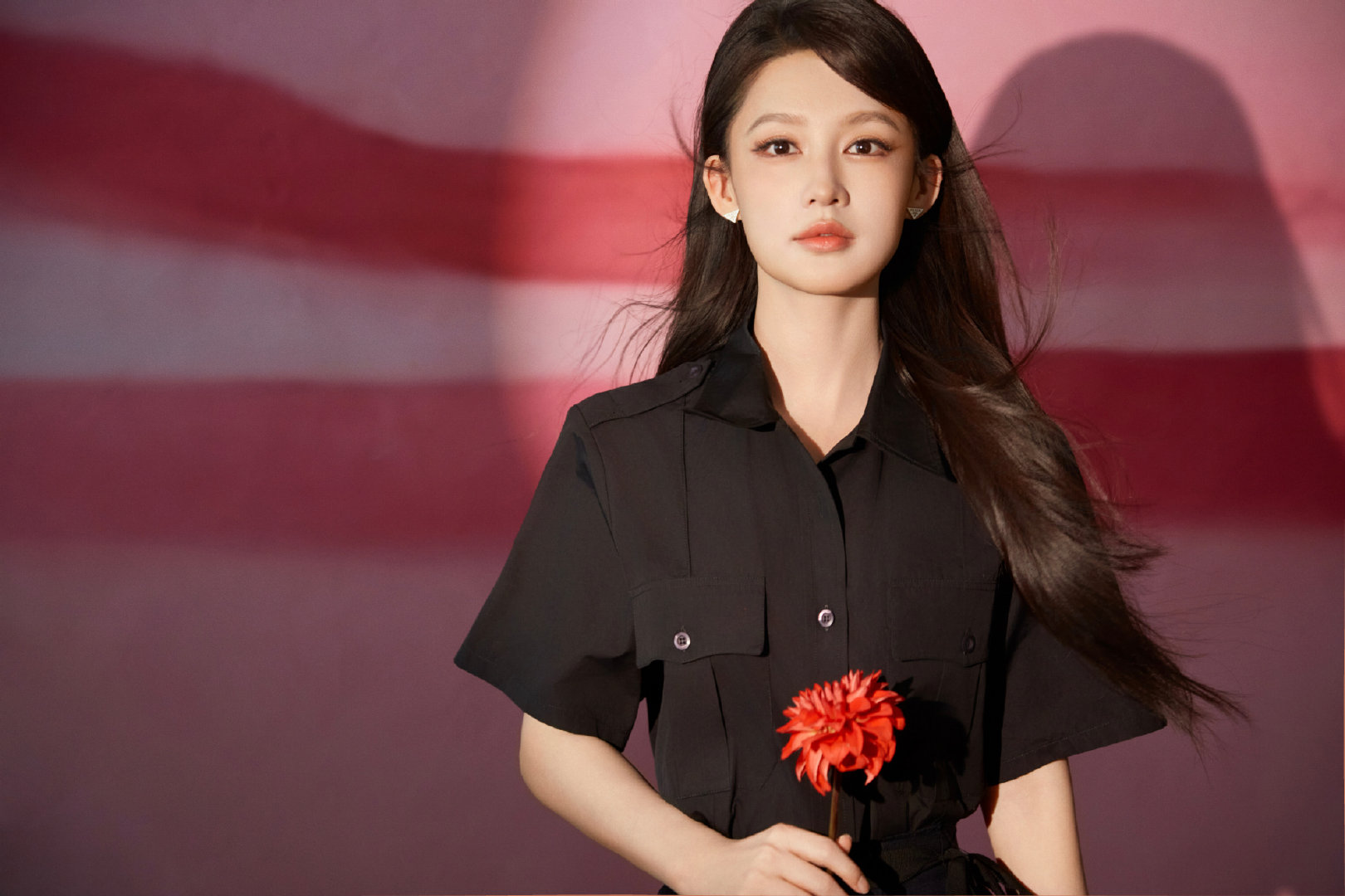 李沁工作室发布prada造型新图