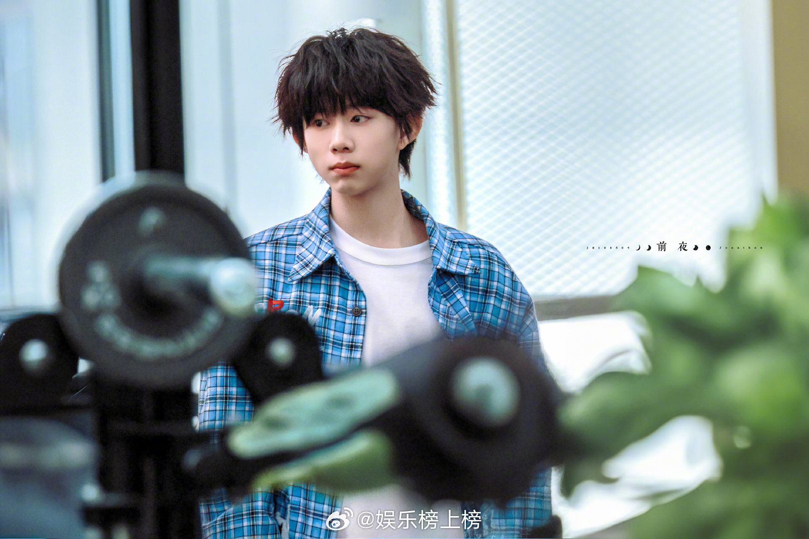 陈奕恒穿蓝色格子衫拍摄路透曝光