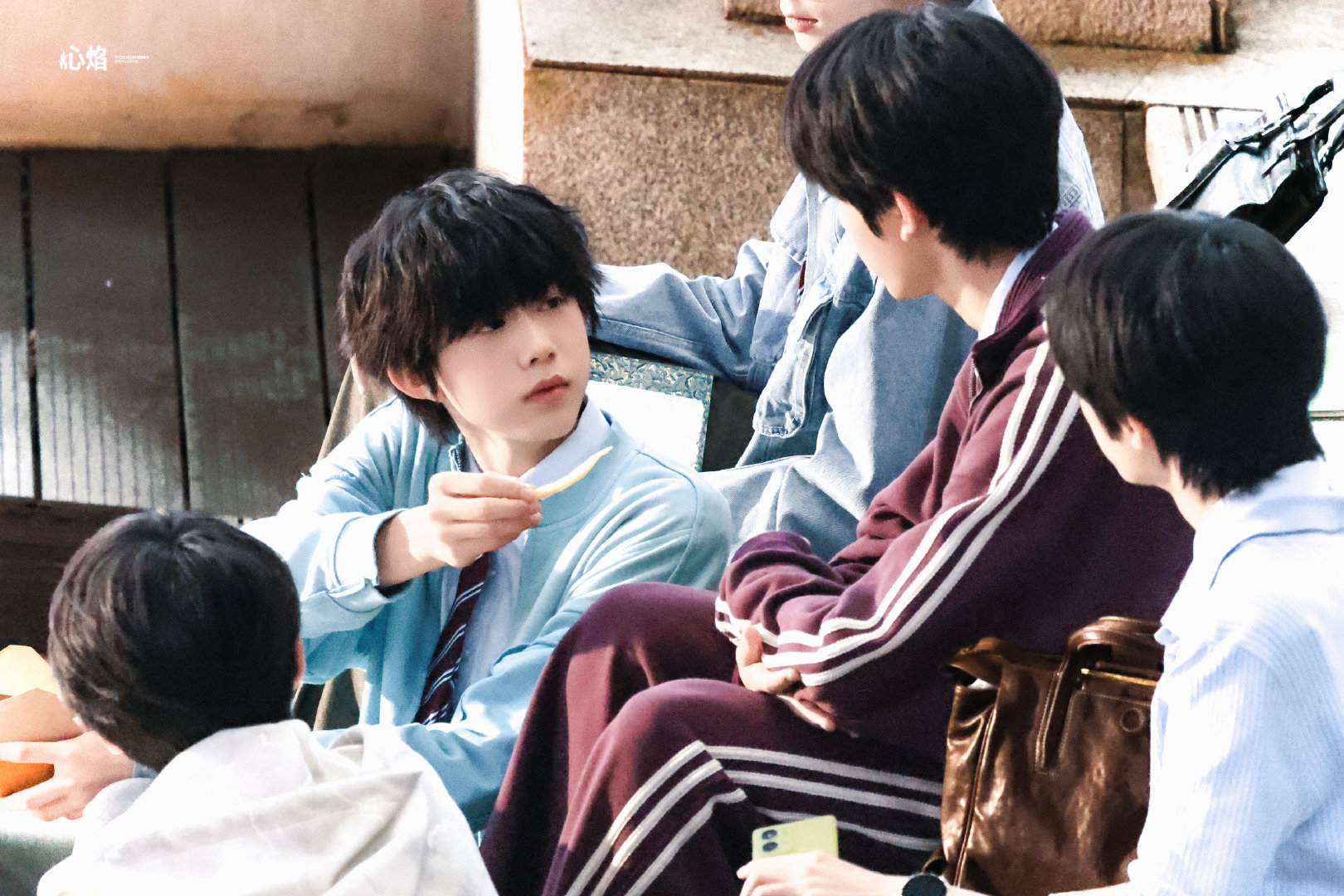 陈奕恒喂张桂源吃薯条画面萌化网友