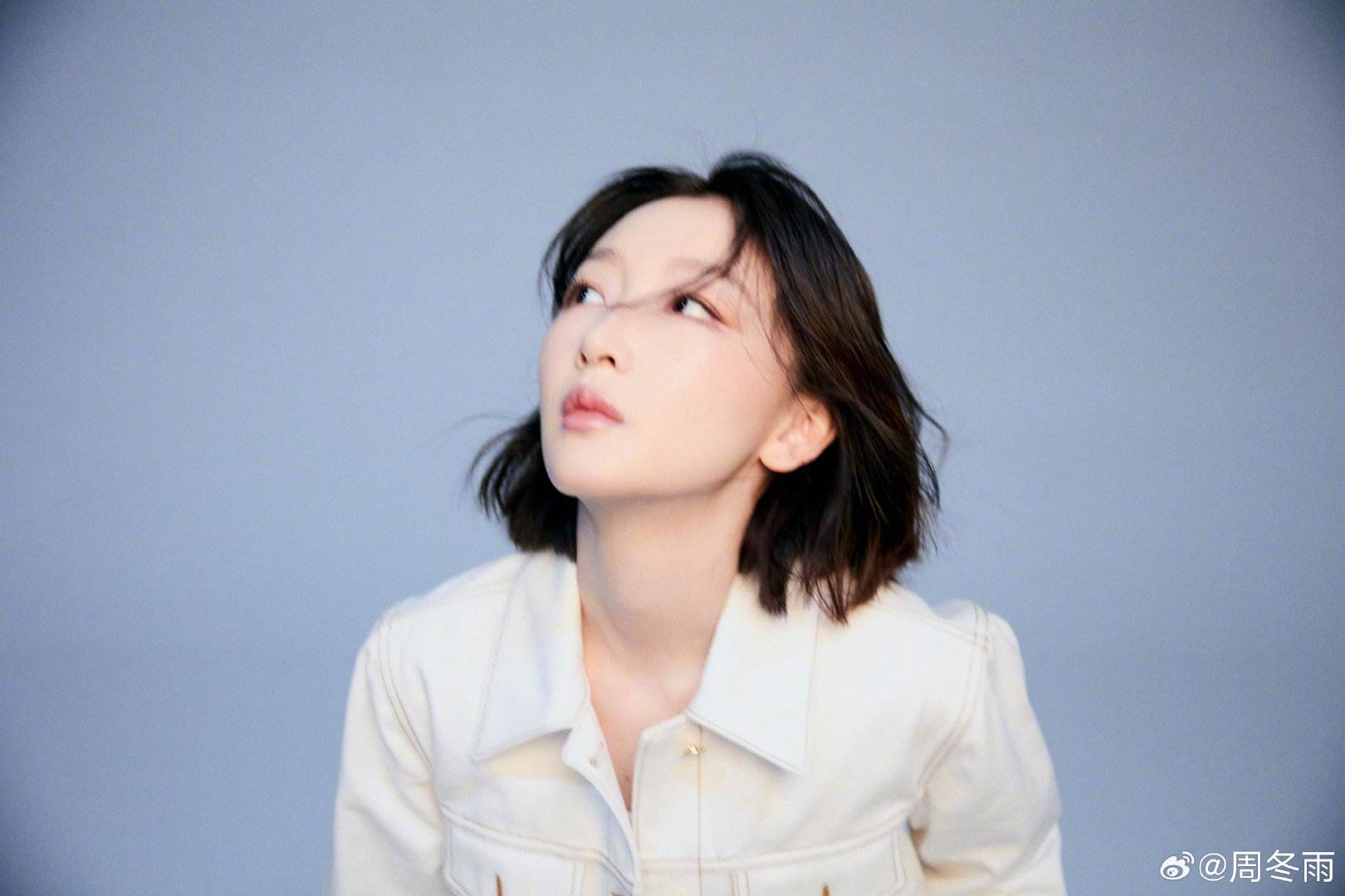 周冬雨白色丹宁牛仔套装亮相，清爽随性