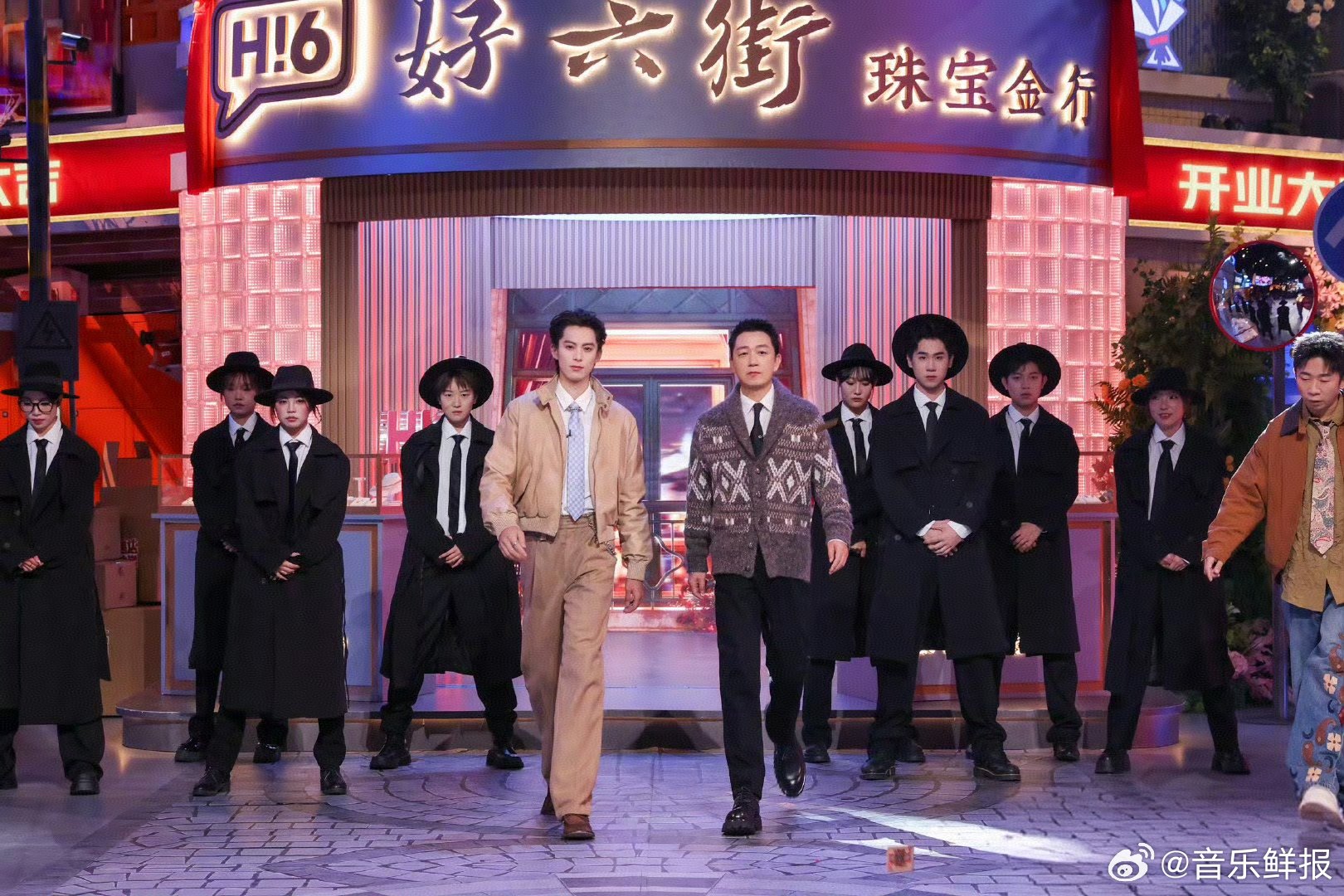 潘粤明王鹤棣师徒综艺同框画画猜题笑点密集