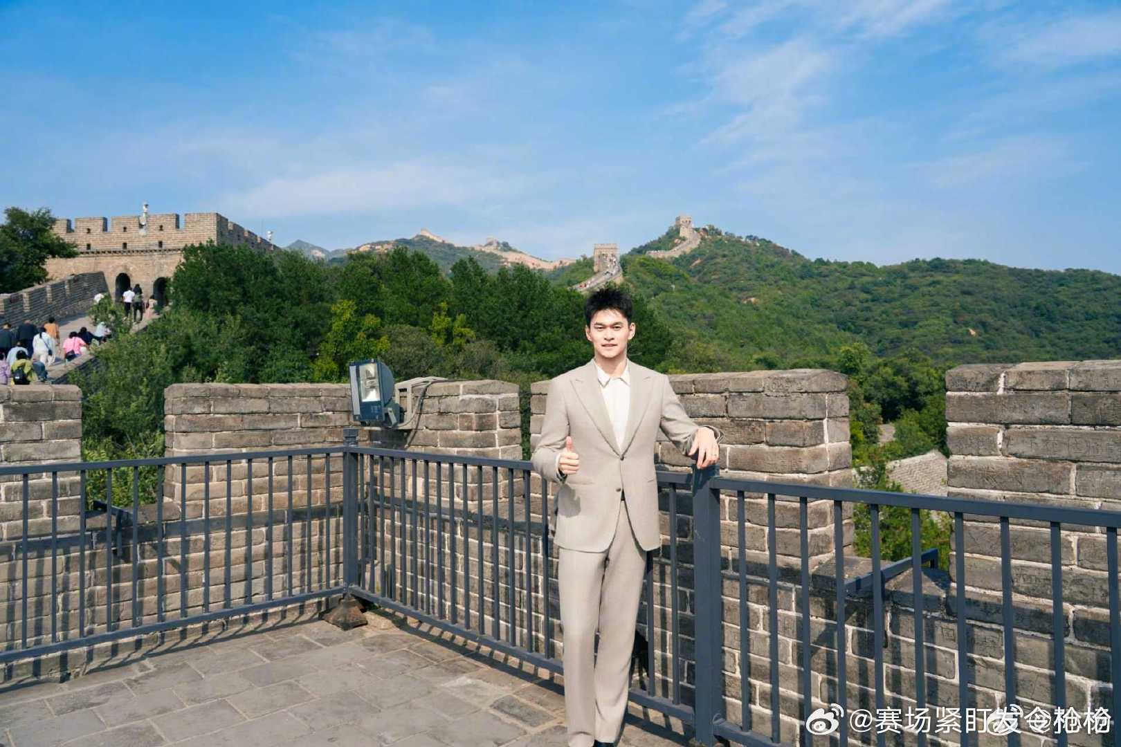 孙杨登长城缓步慢行，感受山河壮阔祝周末愉快