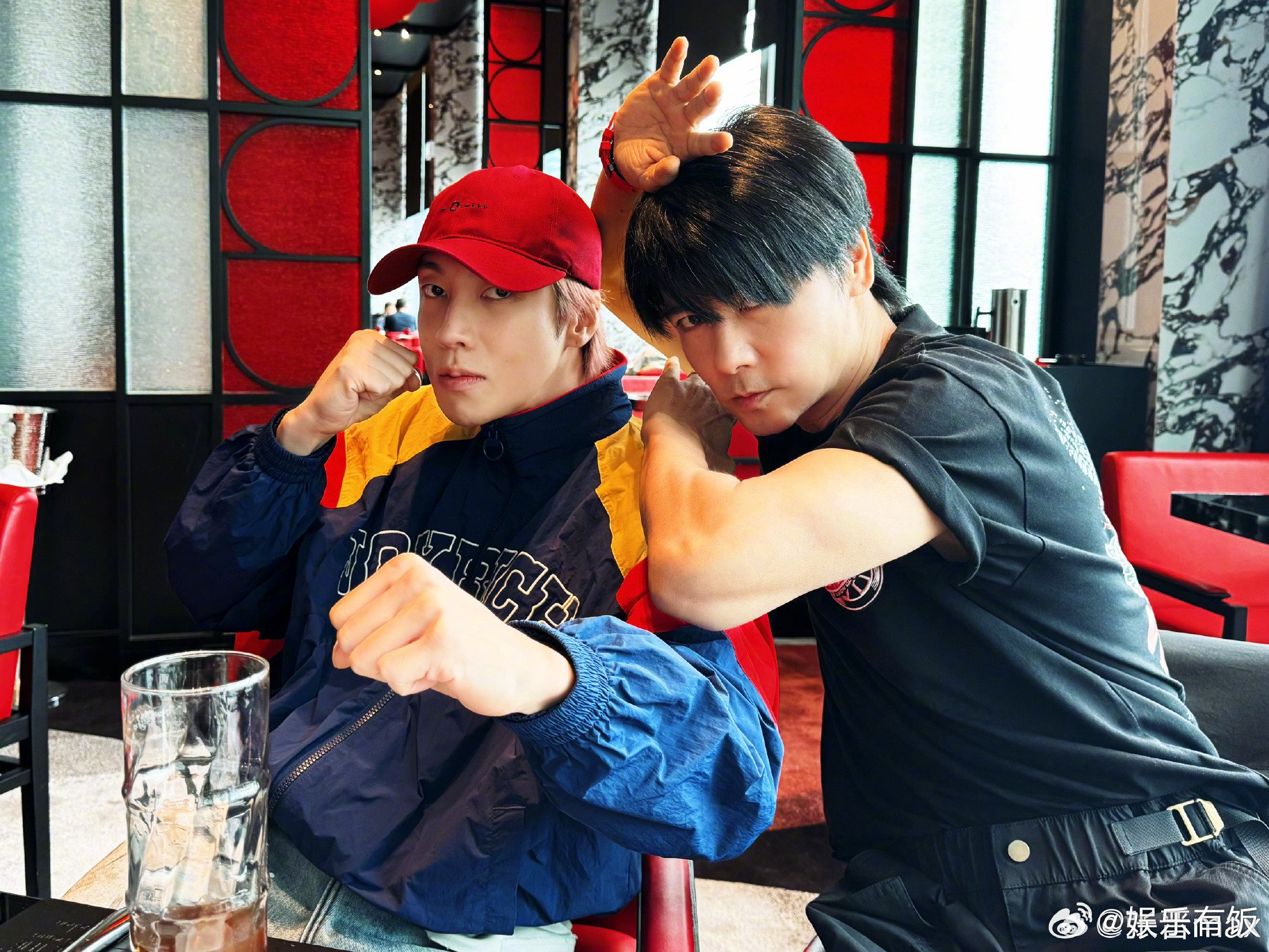 张晋高瀚宇香港重聚合影贴脸比耶