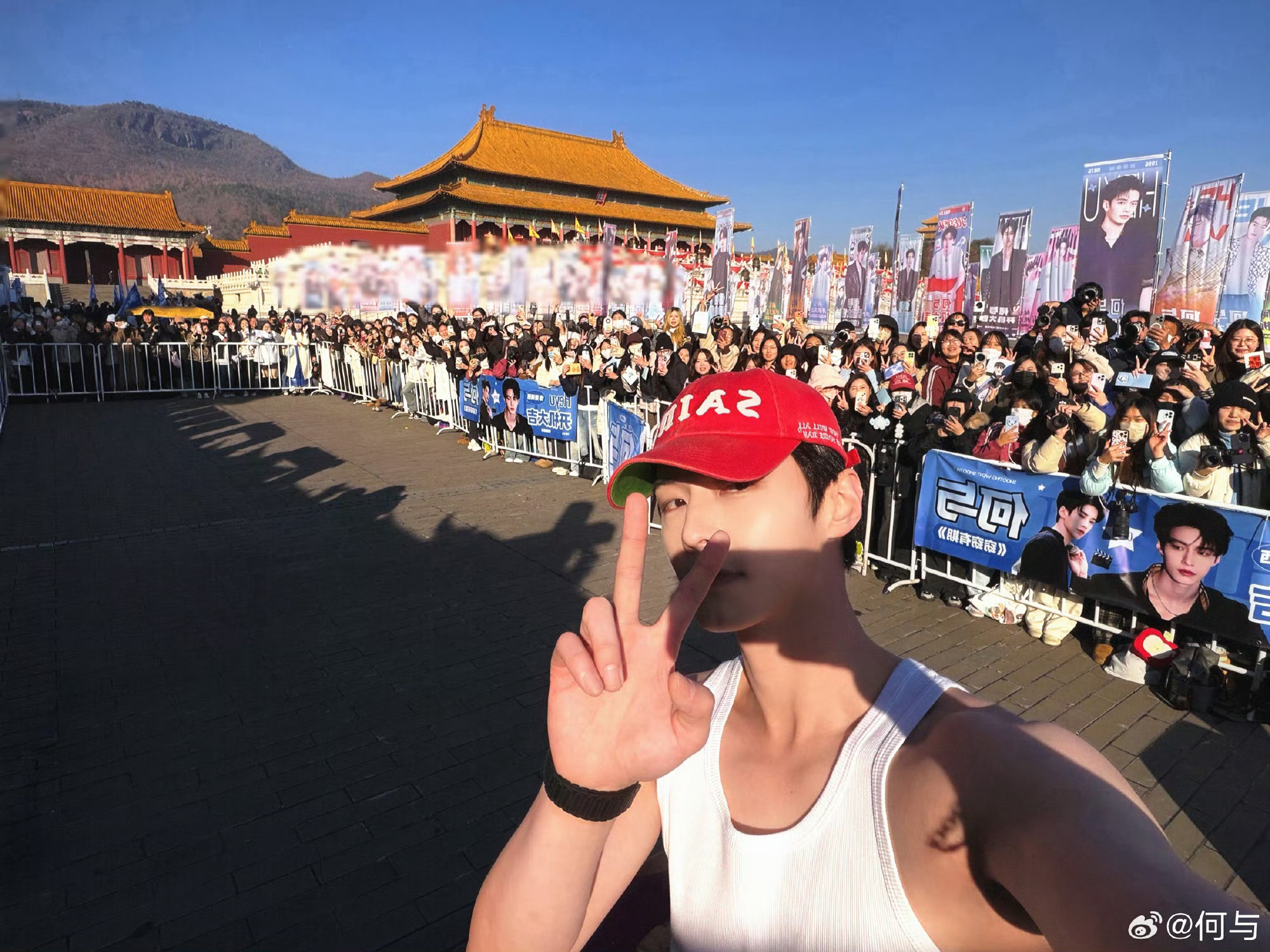 何与《窈窈有期》横店开机，寒冬脱外套引关注