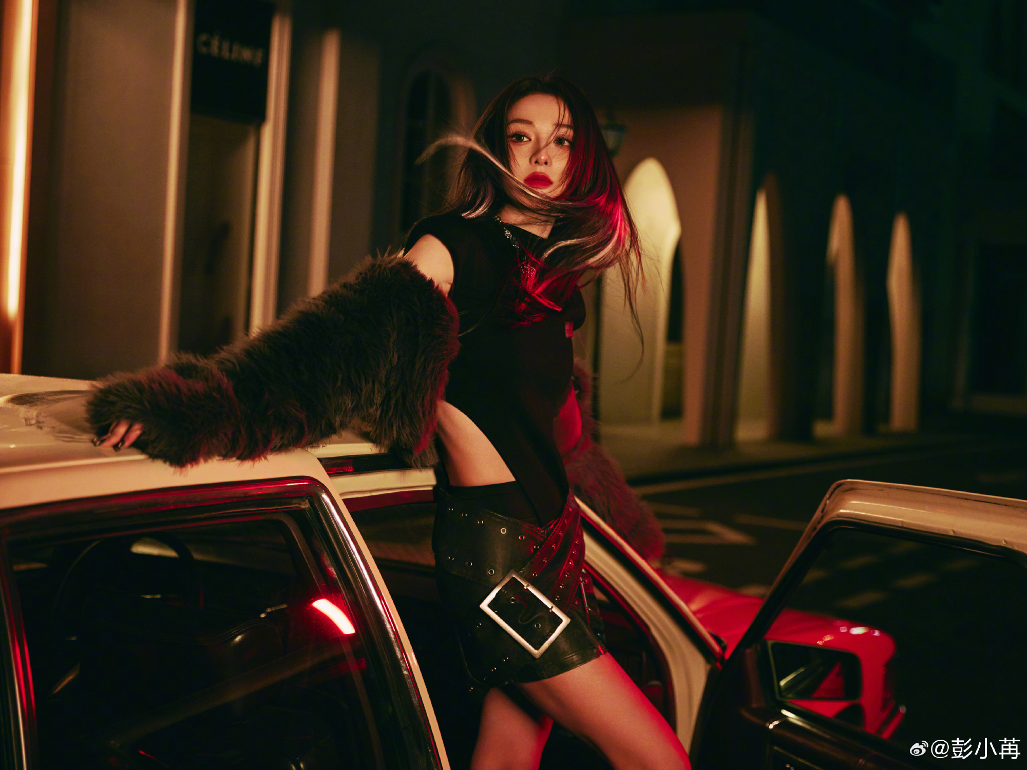 彭小苒镂空连体衣搭配皮裙亮相