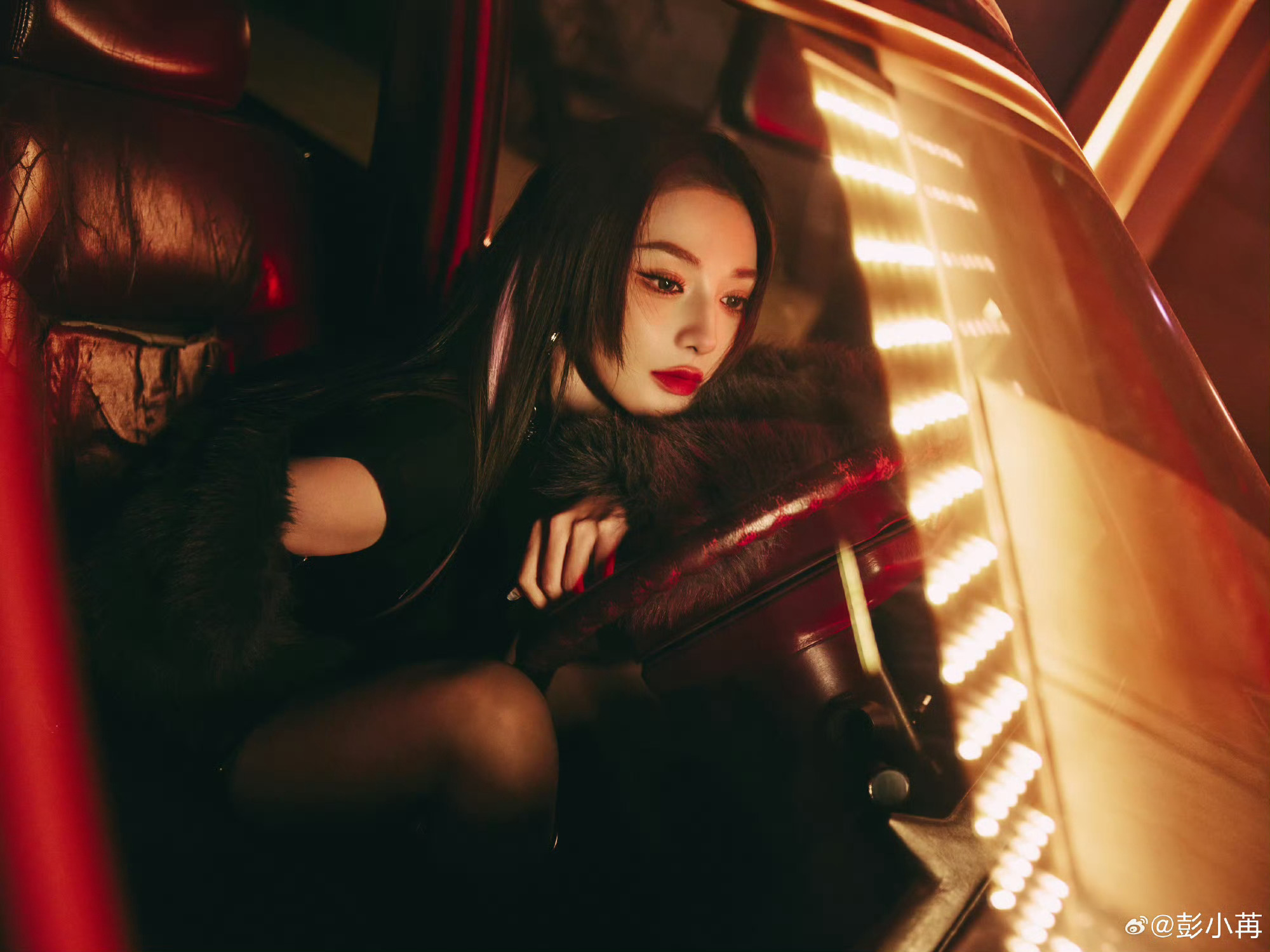 彭小苒镂空连体衣大片曝光，身材曼妙引期待