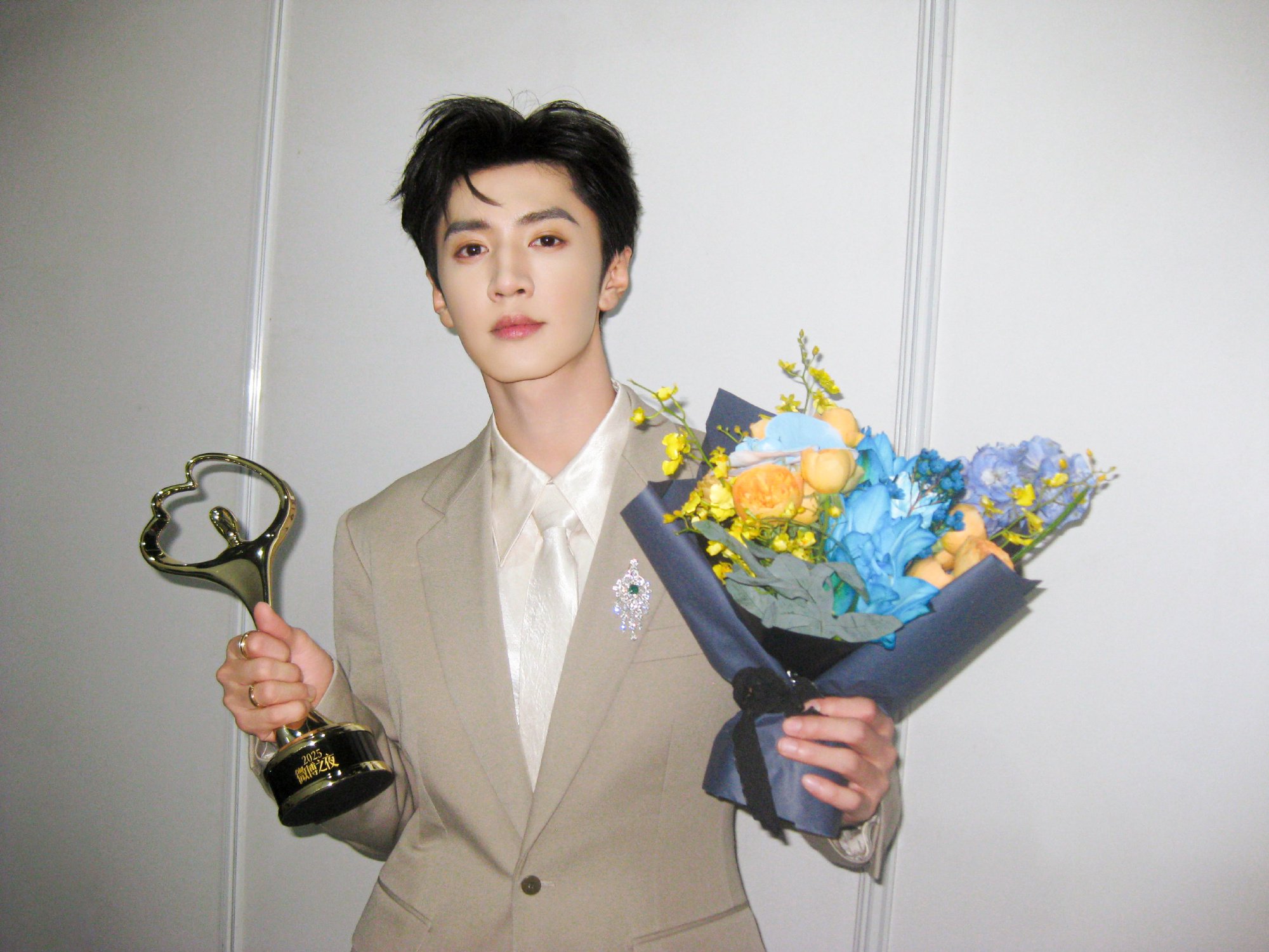 陈哲远晒微博之夜后台合照，与敖瑞鹏宋威龙汪苏泷同框