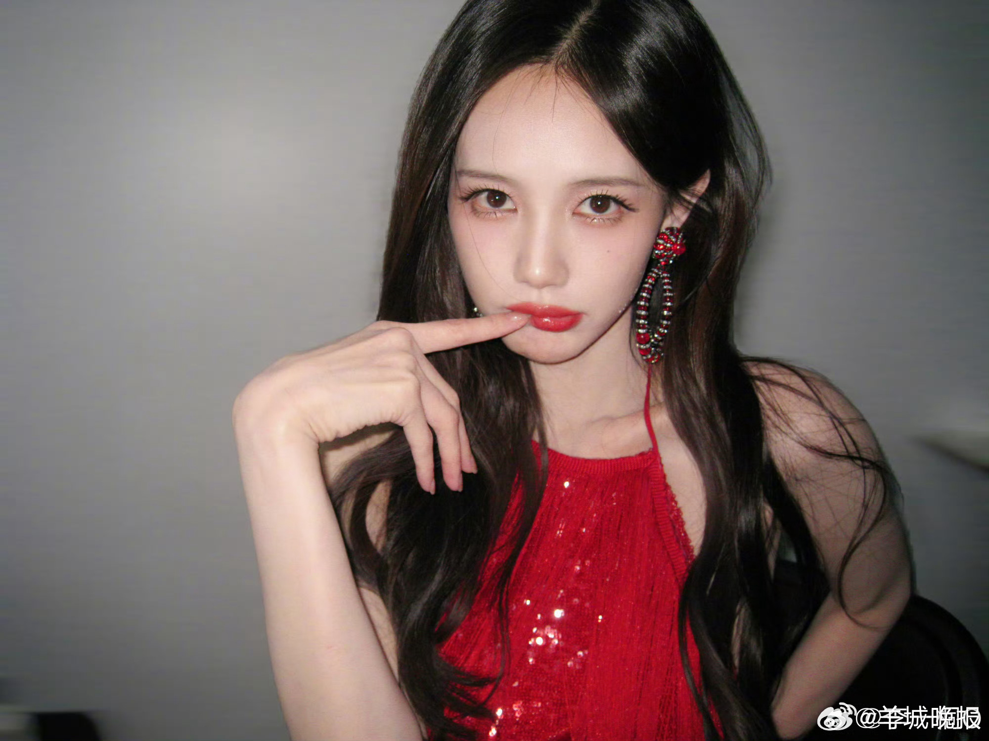 女星红毛衣迎新春，李一桐王玉雯沈月等晒造型