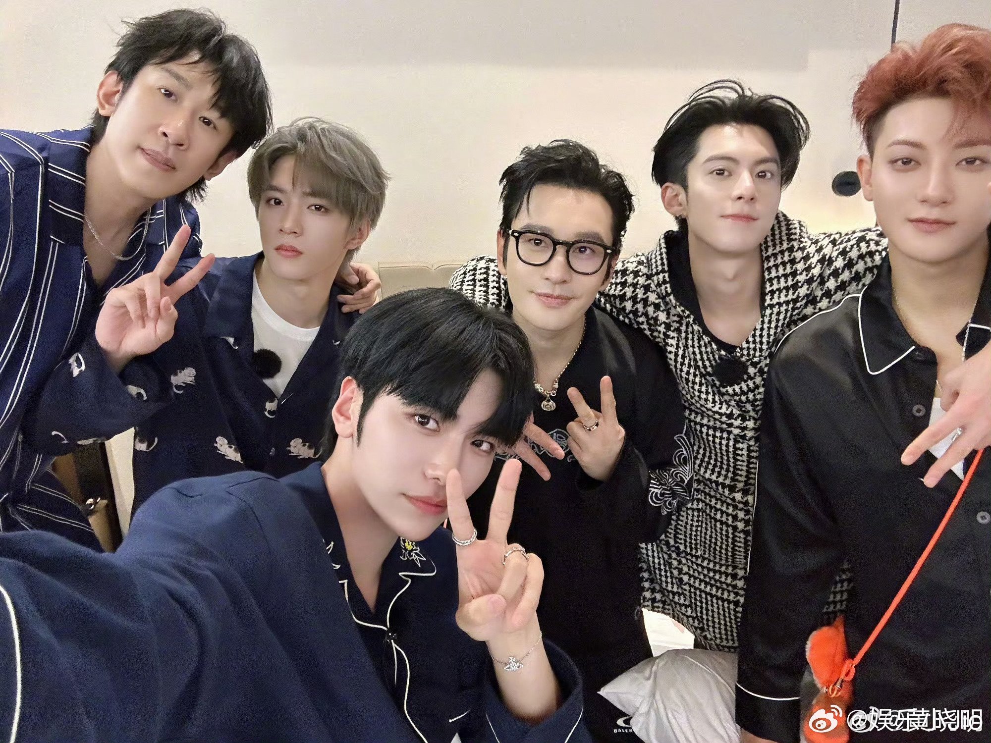 黄晓明晒宇闪团合照，刘耀文王鹤棣黄子韬素颜出镜