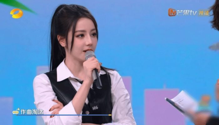 迪丽热巴被问L开头歌手慌乱哼凉凉，硬辩杨宗纬萌翻全场