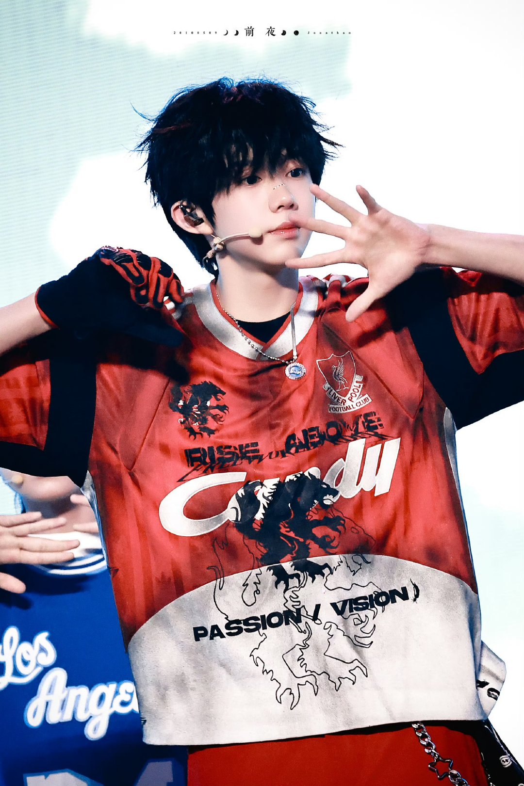 陈奕恒穿篮球服亮相，元气少年活力十足