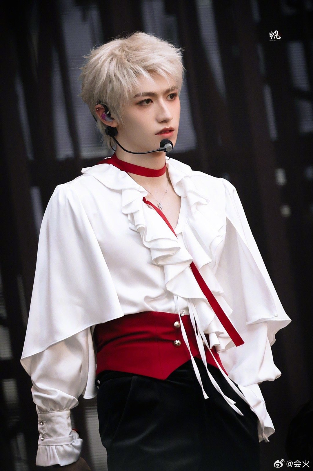 朱志鑫年末舞台表现力获赞