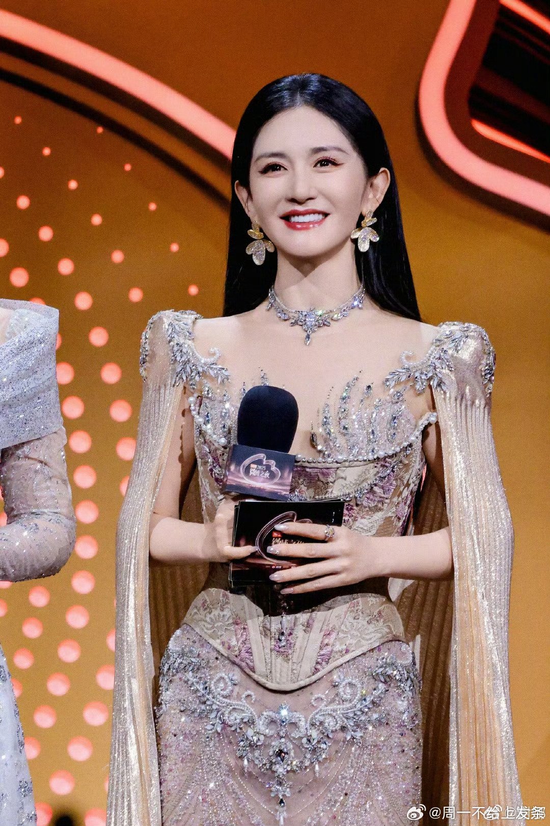 谢娜回应早期艺名叶子，二十余年蜕变终成太阳女神