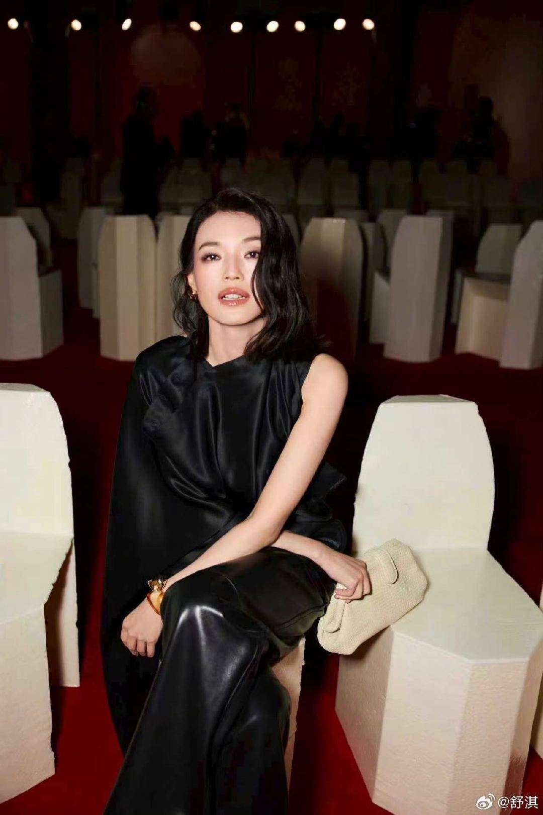 舒淇肯定周冬雨穿搭，两人互动可爱