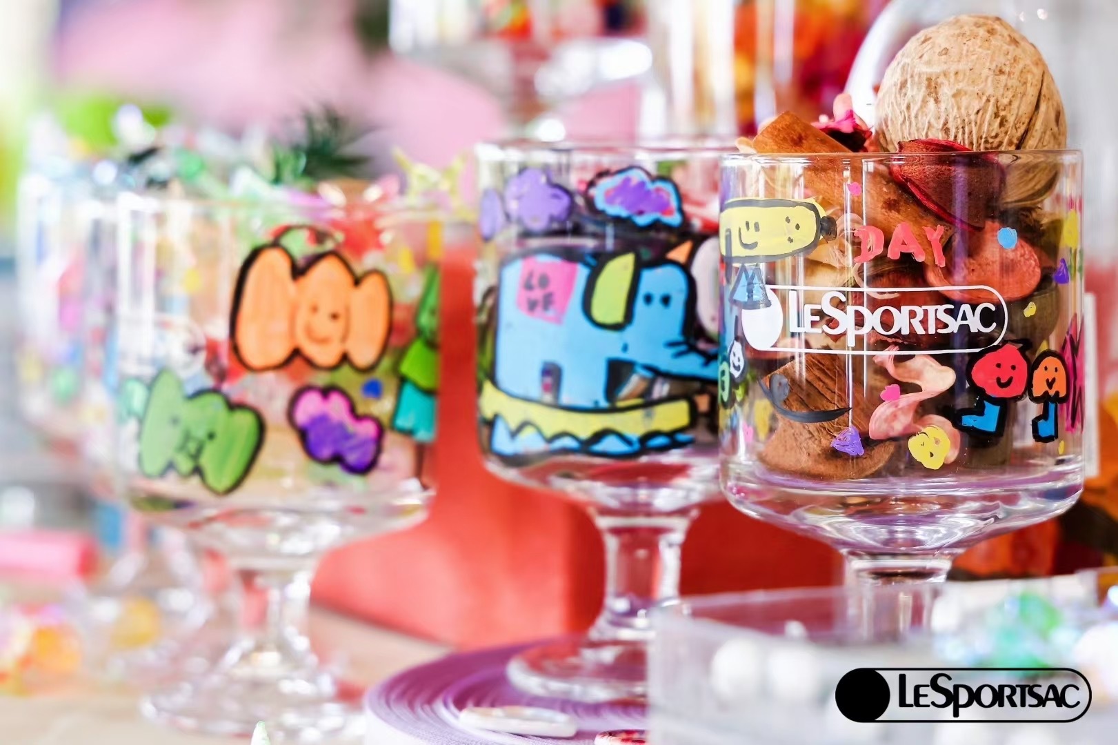 LeSportsac乐播诗2025秋冬新品发布会举行，于小彤等明星助阵