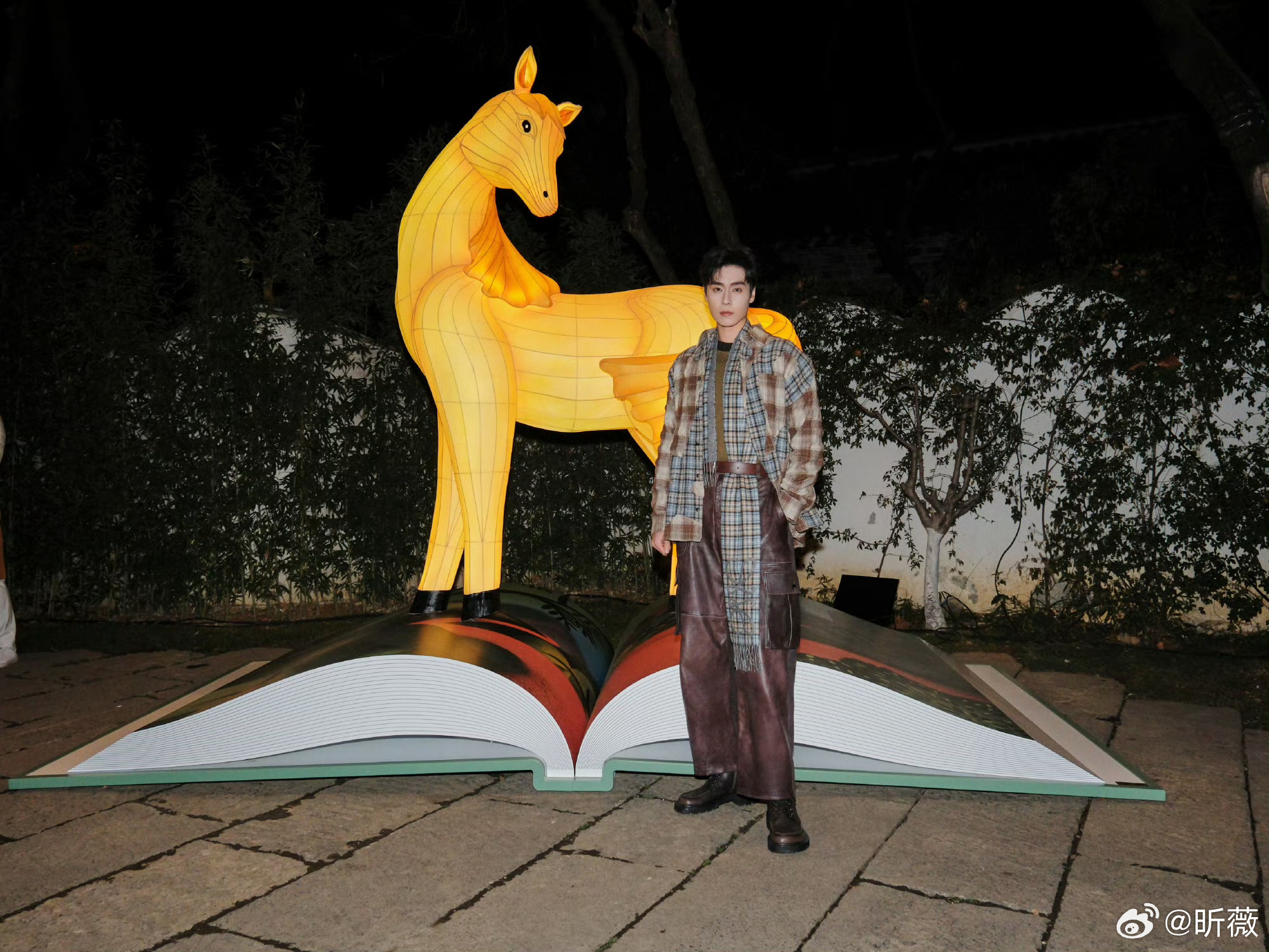 胡一天出席Loewe新春灯会，展现时尚风采