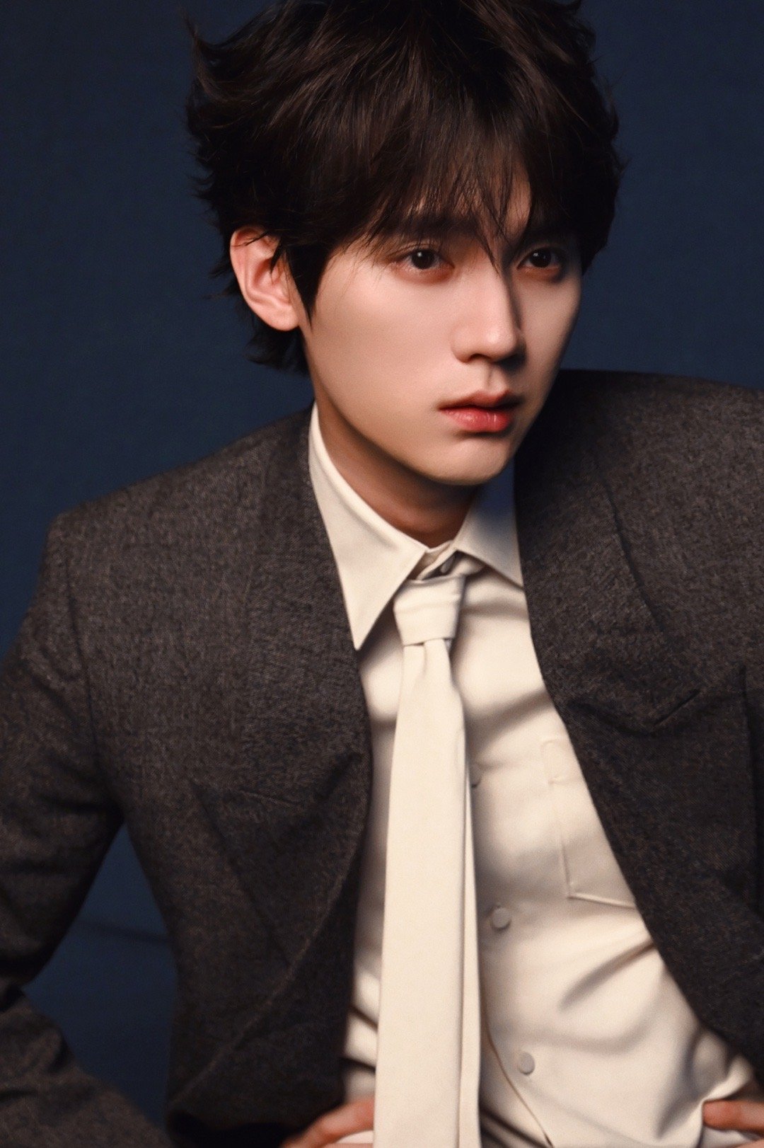 周翊然登费加罗十一月刊封面，多维棱镜定格鲜活瞬间