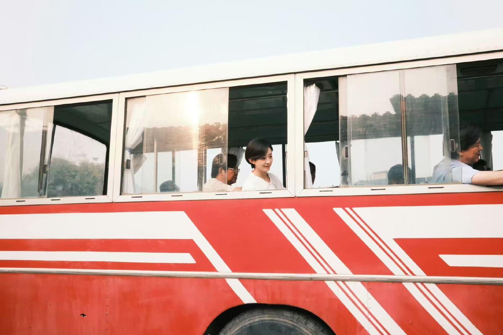 赵丽颖《小城大事》剧照曝光，乘车迎新年