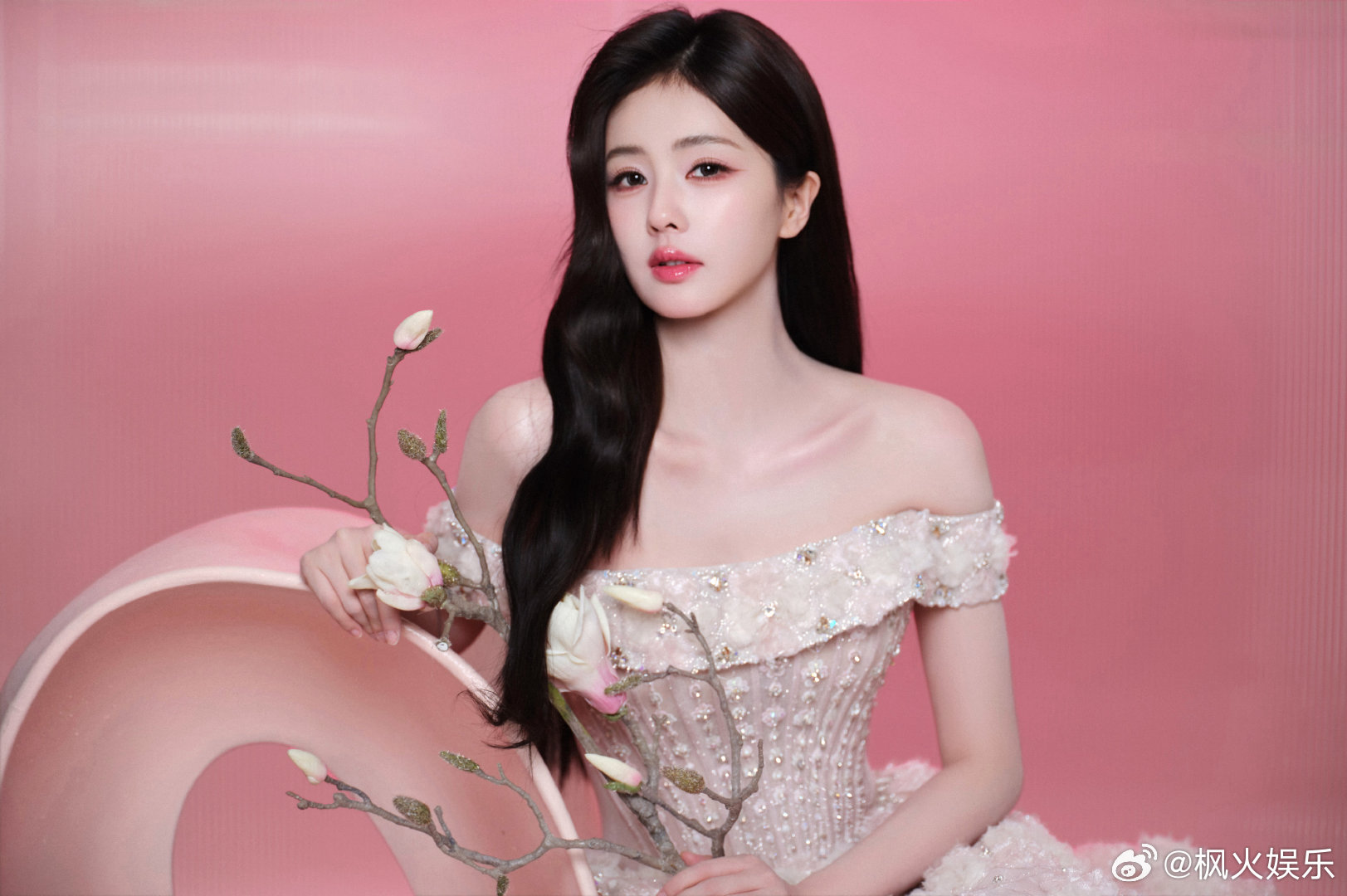 白鹿称赞丞磊有魅力，新剧《莫离》今夏播出