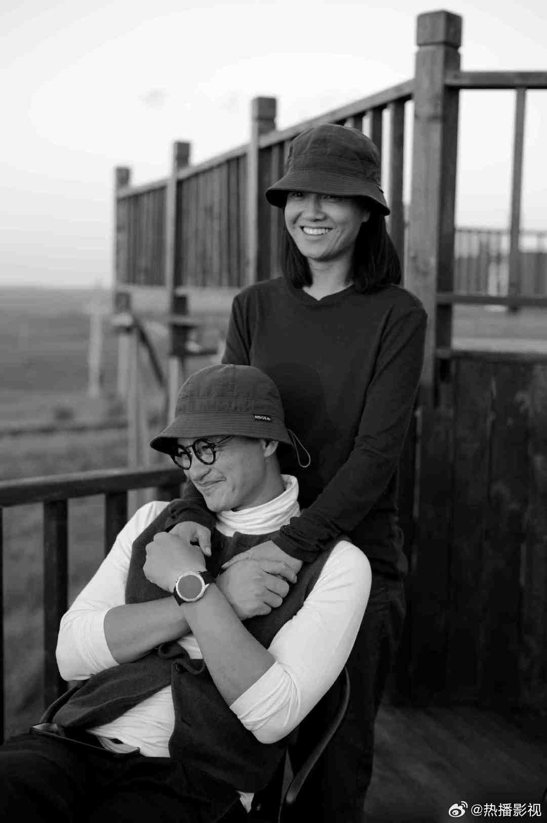 网友偶遇朱丹周一围牵手散步