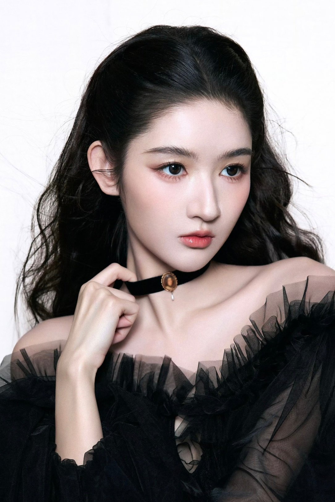 王玉雯突破甜妹形象，全新妆造风格多变