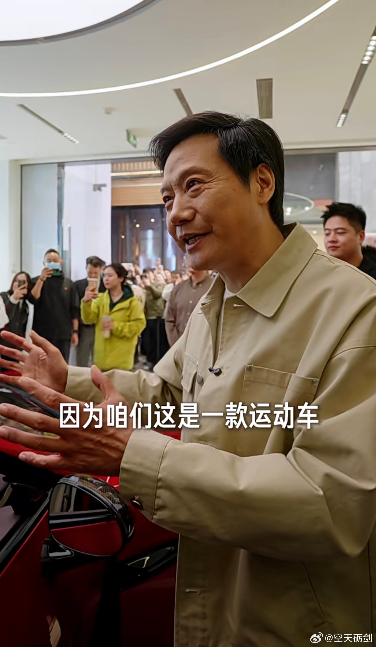 雷军现身门店讲解SU7，苏炳添代言助力交付