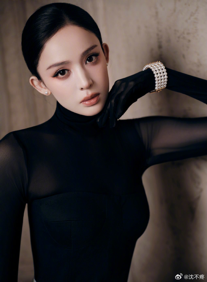 娜扎VOGUE盛典素颜亮相，黑衣难掩惊艳面容