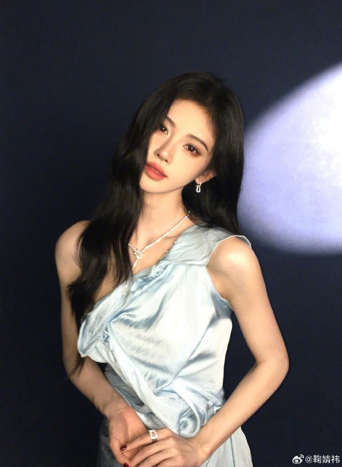 鞠婧祎晒芭莎自拍美甲引粉丝效仿