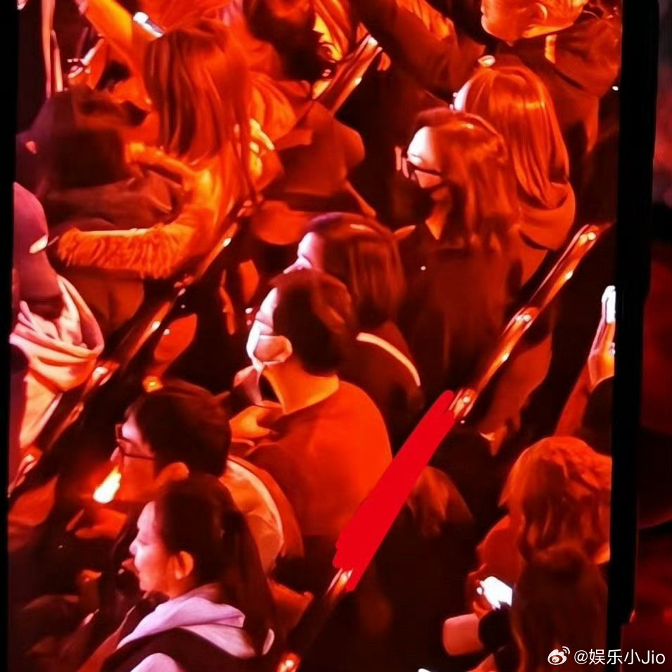 肖战父母现身东方卫视跨年观众席