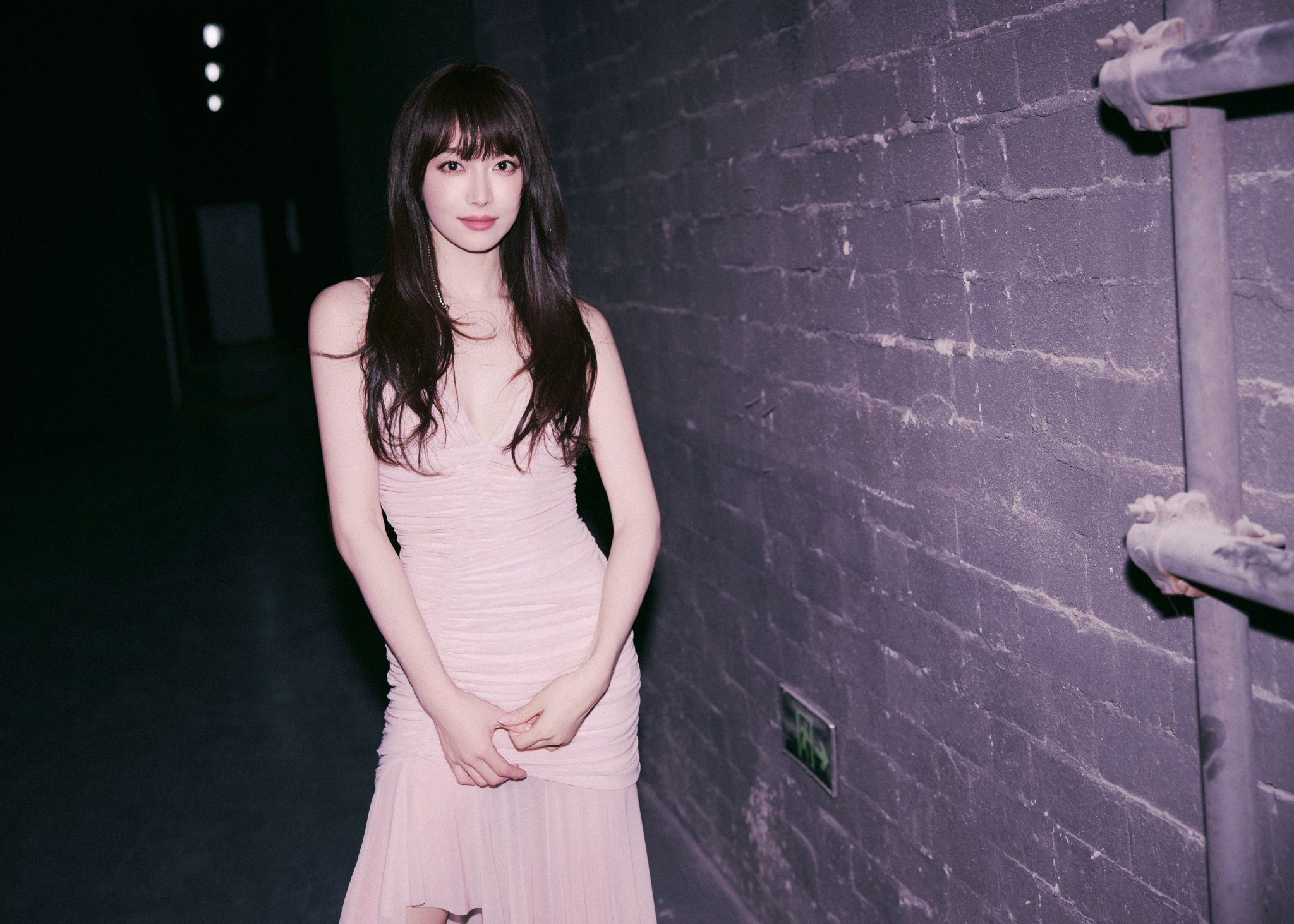 宋茜穿裸粉褶皱长裙亮相，吊带设计展优雅肩颈